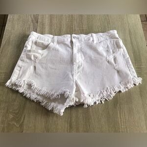 NWOT … NO BOUNDARIES “Size: (Juniors) -  17” White Distressed Shorts